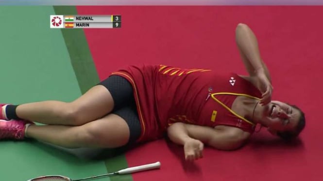 Carolina Marin mengerang kesakitan.