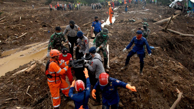 Pencarian Korban Tanah Longsor di Gowa, Evakuasi Jenazah