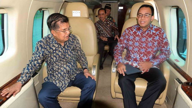 Wakil Presiden Jusuf Kalla (kiri) berbincang dengan Gubernur DKI Jakarta Anies Baswedan di Heli Superpuma untuk meninjau titik kemacetan lalu lintas Jabodetabek di Jakarta