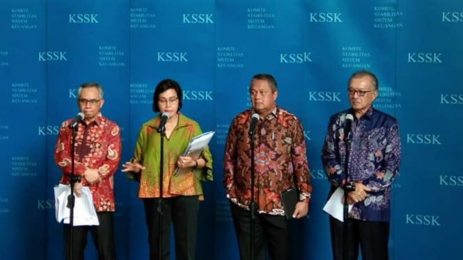 Menteri Keuangan Sri Mulyani dan Gubernur Bank Indonesia Perry Warjiyo (Tengah)