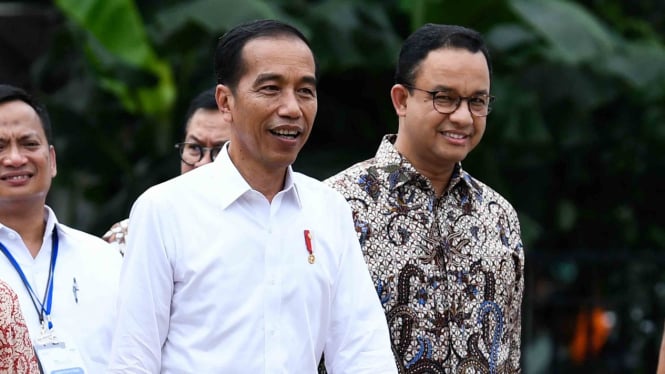 Presiden Joko Widodo (tengah) didampingi Gubernur DKI Jakarta Anies Baswedan meninjau pelaksanaan program Membina Ekonomi Keluarga Sejahtera (Mekaar) binaan PT Permodalan Nasional Madani di Jakarta