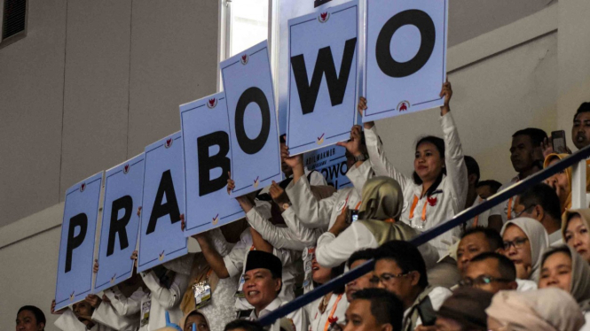 Peserta mengangkat tulisan ketika mengikuti Deklarasi Nasional Alumni Perguruan Tinggi Seluruh Indonesia yang dihadiri Capres nomor urut 02 Prabowo Subianto di Padepokan Pencak Silat TMII, Jakarta