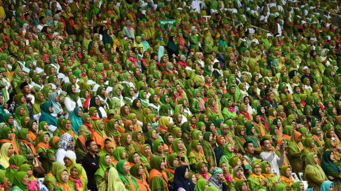 Peserta memanjatkan doa ketika mengikuti Harlah ke-73 Muslimat Nahdlatul Ulama (NU), doa bersama untuk keselamatan bangsa dan maulidrrasul di Stadion Utama Gelora Bung Karno, Jakarta