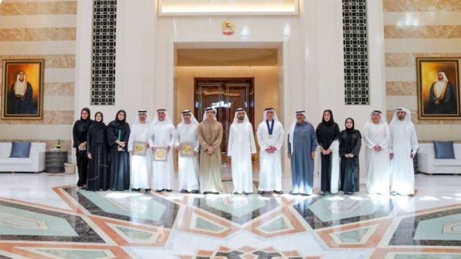 Setelah dikritik, Kantor Departemen Media Dubai memasang gambar lima perempuan yang berdiri di samping para pemenang yang semuanya pria.