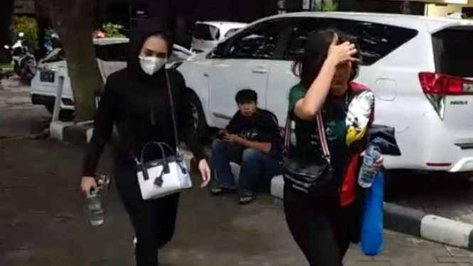 Aktris Riri Febrianty (berbaju hitam dan mengenakan masker) di Markas Polda Jawa Timur, Surabaya, pada Selasa, 29 Januari 2019.