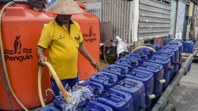 Warga di beberapa daerah di Jakarta harus membeli air dalam jerigen demi memenuhi kebutuhan air bersih sehari-hari. - Dede Rizky Permana/Antarafoto