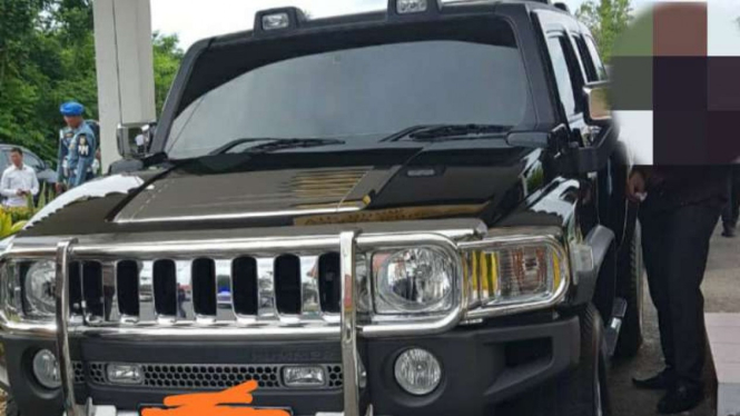 Mobil Hummer terparkir di Mako Kepri.