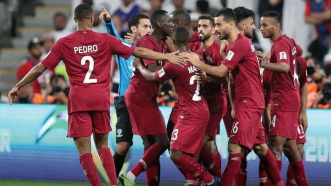 Para pemain Qatar merayakan gol Almouz Ali (ketiga dari kiri) ke gawang Uni Emirat Arab