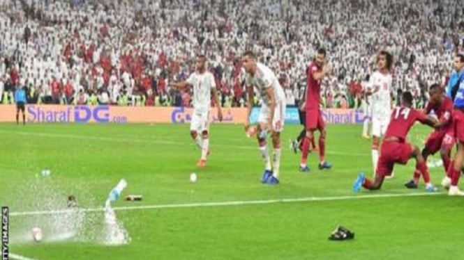 Timnas Qatar dilempari botol