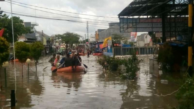 Jembatan Alamanda, Priok, Tangerang, terendam banjir.