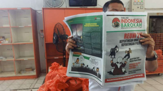 Petugas kantor Pos Banda Aceh menunjukkan tabloid Indonesia Barokah yang tiba di Aceh pada Rabu, 30 Januari 2019.