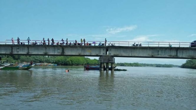 Tim SAR gabungan mencari remaja yang tenggelam di sungai Jetis, Kabupaten Cilacap, Jawa Tengah, Rabu, 30 Januari 2019.
