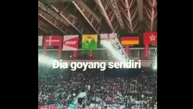Potongan cuplikan bendera di Istora Senayan bergerak saat Indonesia Masters