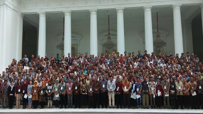 Jokowi Saat Berfoto Bersama Pelaku Usaha Perikanan Tangkap