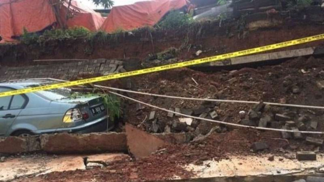 Mobil tertimpa tanah longsor di Tangerang.