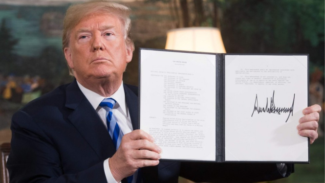 President Trump menunjukkan surat pengunduran AS dari kesepakatan nuklir Iran pada Mei 2018. - AFP/Getty