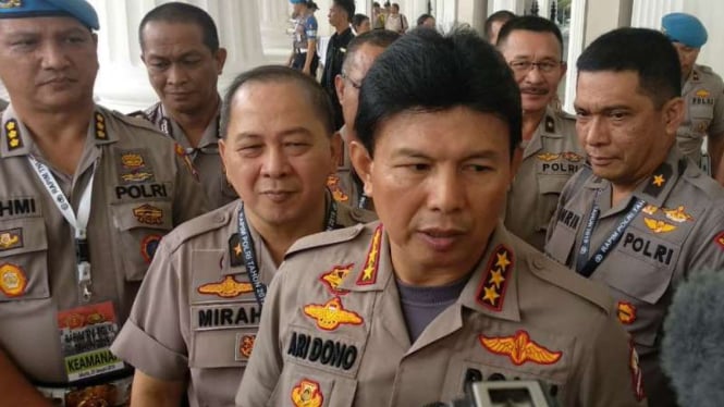 Wakapolri Komisaris Jenderal Polisi Ari Dono berbicara pada wartawan.