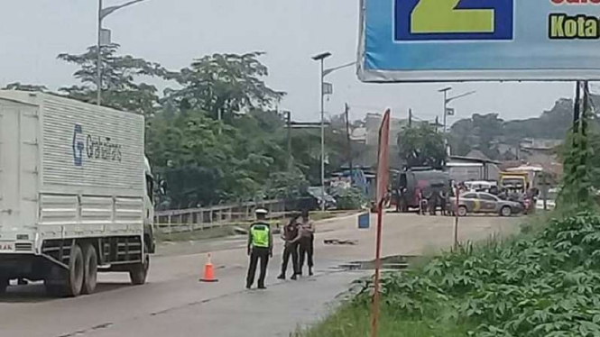 Polisi mensterilisasi penemuan kardus berasap di Jalan Cikande-Rangkasbitung 