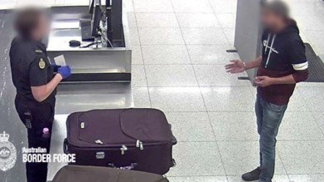 Petugas ABF sedang menanyai seorang pria asal India di Bandara Perth.