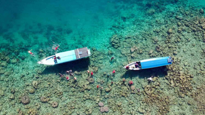 Wisatawan menikmati spot snorkeling (selam dangkal) di perairan Pulau Cubadak, Kawasan Mandeh, Pesisir Selatan, Sumatera Barat, Kamis, 31 Januari 2019.