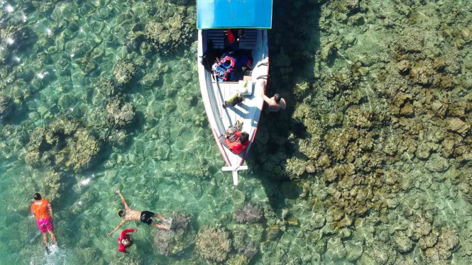 Wisatawan menikmati spot snorkeling (selam dangkal) di perairan Pulau Cubadak, Kawasan Mandeh, Pesisir Selatan, Sumatera Barat, Kamis, 31 Januari 2019.
