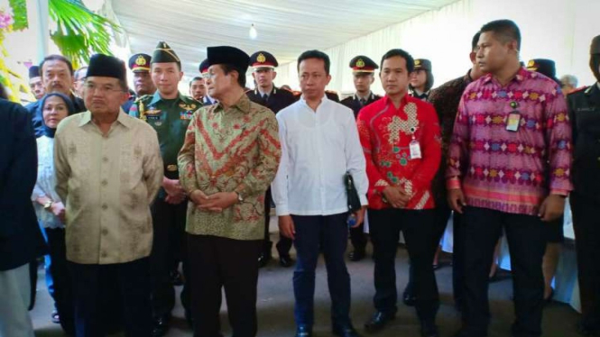 Wakil Presiden Jusuf Kalla melayat mantan Kapolri Awaloedin Djamin.