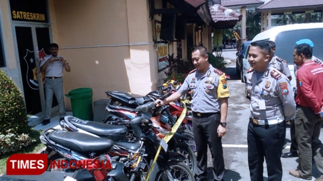 Kapolres Jember AKBP Kusworo Wibowo dan Kasatlantas Polres Jember AKP Edwin Nathanael menunjukkan belasan sepeda motor yang dipakai untuk aksi balap liar, Jumat (1/2/2019). (FOTO: Dody Bayu Prasetyo/TIMES Indonesia)