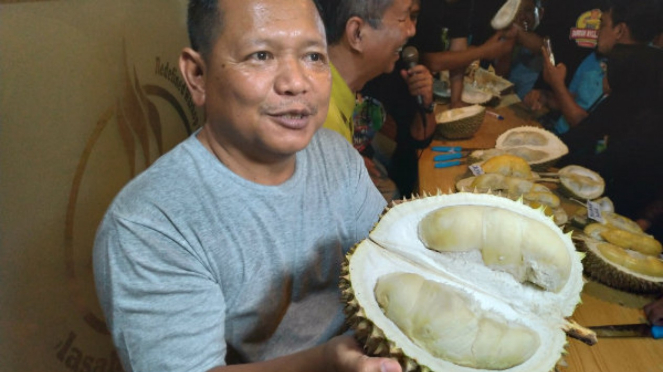 Komunitas Durian Traveler Indonesia dan peneliti durian dari Yayasan Durian Nusantara mencoba durian J-Queen.