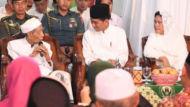 Kiai Maimun Zaubair bersama Presiden Jokowi.