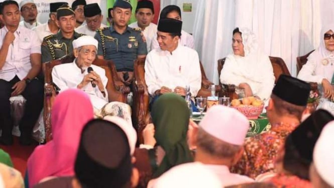 Kiai Maimun Zaubair bersama Presiden Jokowi.