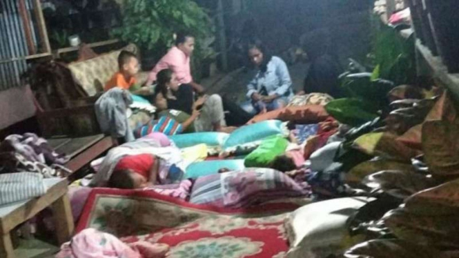 Sejumlah warga di Kabupaten Kepulauan Mentawai, bertahan dan tidur di teras.