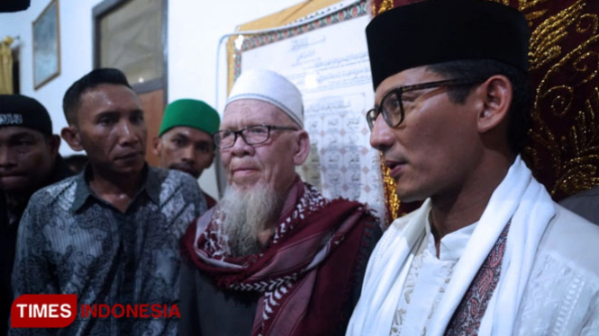 Sandiaga S Uno saat silaturrohmi di Ponpes Daarul Huda, KH Abu Mustafa Ahmad di Desa Paloh Gadeng, Kecamatan Dewantara, Lhokseumawe, Aceh, Sabtu (2/2/2019).(Foto: Tofik For TIMES Indonesia)