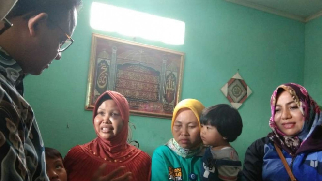 Anies Baswedan saat bertemu ibu-ibu Jumantik korban kekerasan.