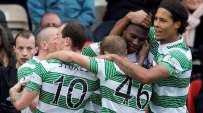 Amido Balde (tengah) dipeluk Virgil van Dijk saat membela Glasgow Celtic