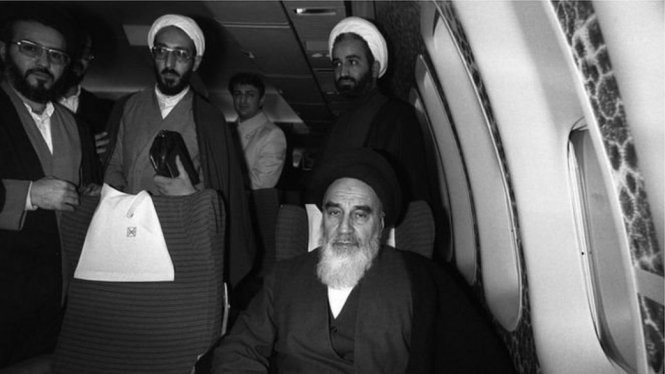 Ayatollah Ruhollah Khomeini kembali ke Iran pada 1 Februari 1979, setelah 15 tahun mengungsi ke Perancis.-AFP