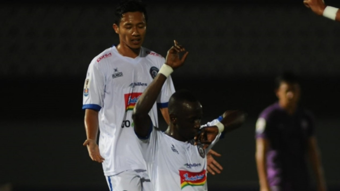 Pemain Arema FC, Makan Konate mencetak gol ke gawang Persita