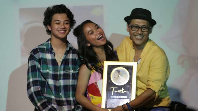 Penyanyi Tanita bersama Bastian Steel dan Nugie