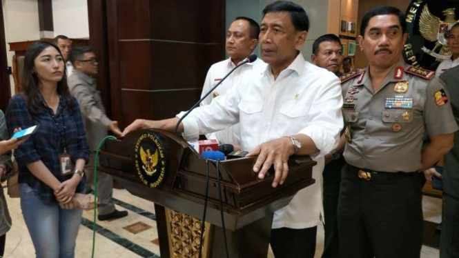 Menteri Koordinator Politik, Hukum, dan Keamanan, Wiranto.