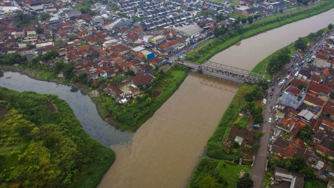 Foto udara limbah pabrik yang dibuang di Daerah Aliran Sungai (DAS) Citarum, Ran