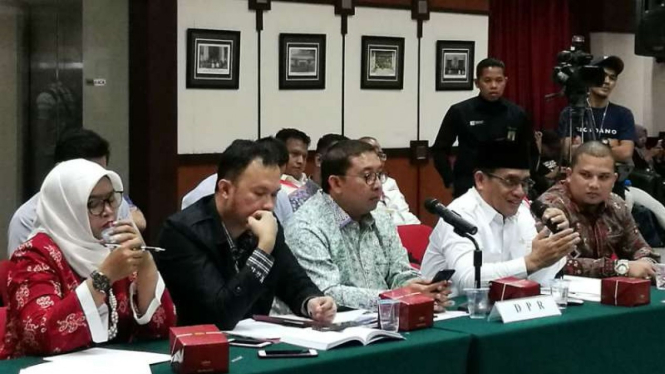 Anggota Komisi III DPR, Muhammad Syafii (berpeci) di Pengadilan Tinggi Jakarta.