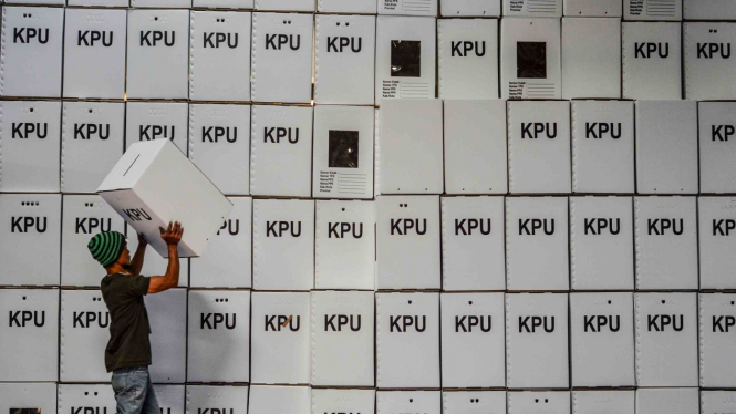 Pekerja menata kotak suara kardus di Gudang Logistik KPU Kota Tasikmalaya, Cibeurem, Jawa Barat, Jumat, 1 Februari 2019.