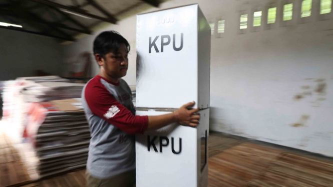 Pekerja menata kotak suara pemilu berbahan baku karton usai dirakit di kantor Komisi Pemilihan Umum (KPU) Kota Kediri, Jawa Timur, Jumat, 1 Februari 2019.