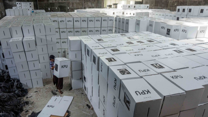 Ilustrasi seorang pekerja bersiap merakit kotak suara di gudang penyimpanan Komisi Pemilihan Umum (KPU).