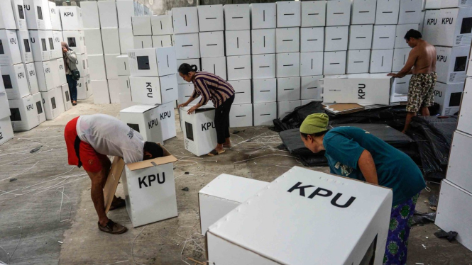 Sejumlah pekerja merakit kotak suara di gudang penyimpanan Komisi Pemilihan Umum (KPU), Kabupaten Batang, Jawa Tengah, Senin, 4 Februari 2019.