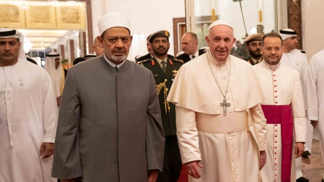 Paus Fransiskus (kedua kanan) berjalan Imam Besar masjid Al Azhar Al Sharif (kedua kiri), setibanya di Abu Dhabi, Uni Emirat Arab, Minggu, 3 Februari 2019.