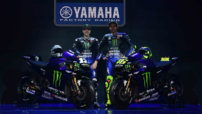 Pebalap MotoGP Valentino Rossi (kanan) dan Maverick Vinales berpose di samping motor YZR-M1 saat peluncuran Monster Energy Yamaha MotoGP Team di Jakarta, Senin, 4 Februari 2019.