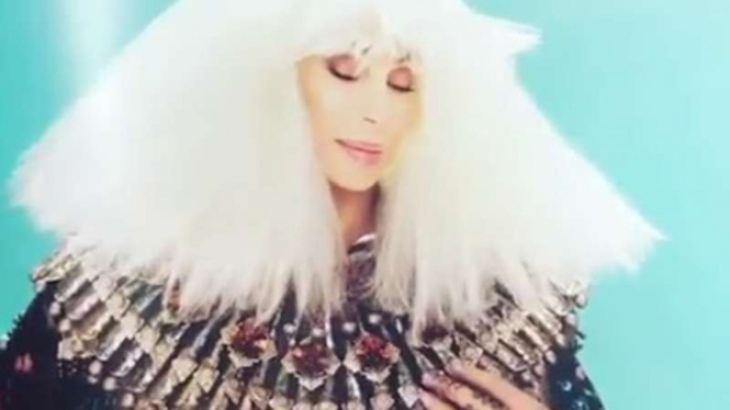 Cher kenakan aksesoris karya Rinaldy A Yunardi