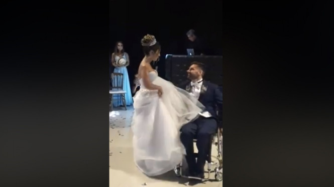 Pengantin menari dengan kursi roda