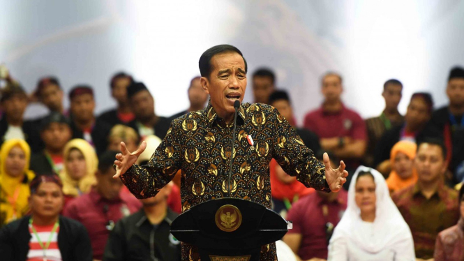 Presiden Joko Widodo (tengah) memberikan arahan kepada para pendamping desa saat Sosialisasi Prioritas Penggunaan Dana Desa 2019 di Surabaya, Jawa Timur