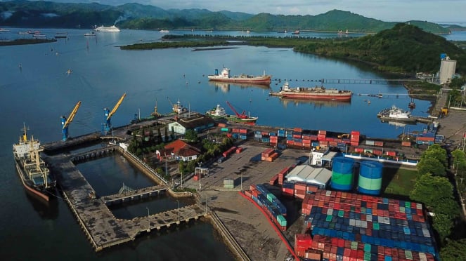 Fotografia aérea da área do terminal de contêineres no Porto Filial Pelindo III, West Lombok, NTB. (imagem do porto operado por Pelindo)